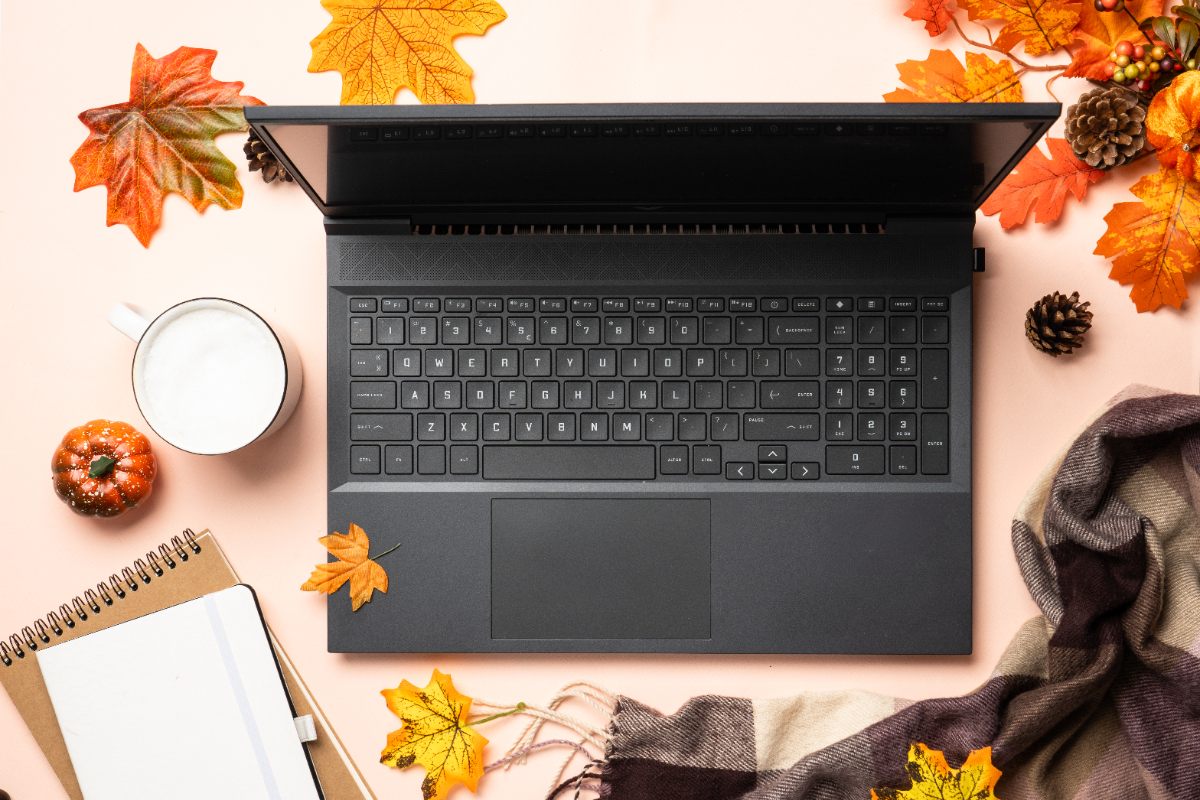 Un ordinateur portable, une notebook et un tas de café sur table