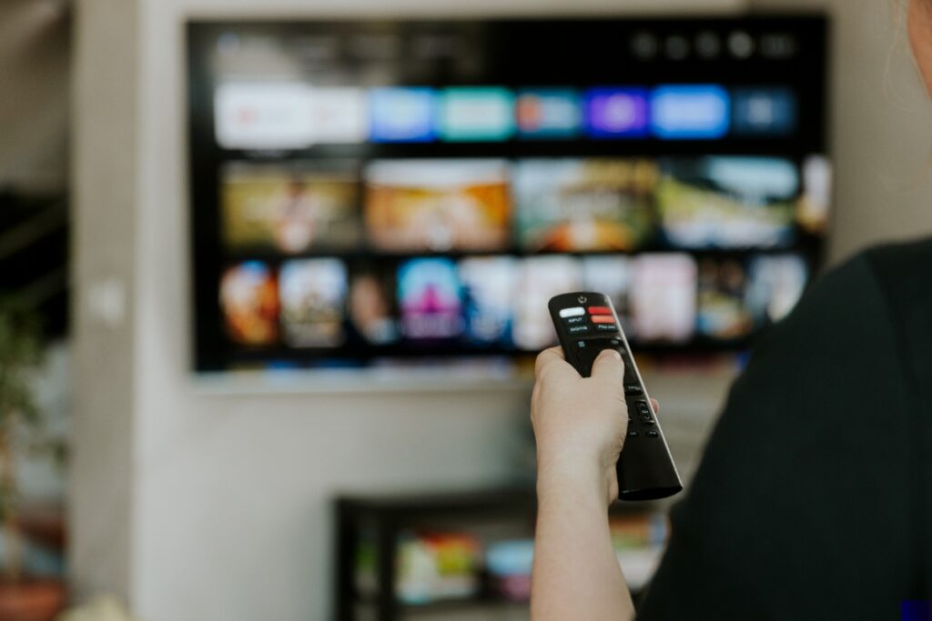 Une personne qui allume la télévision