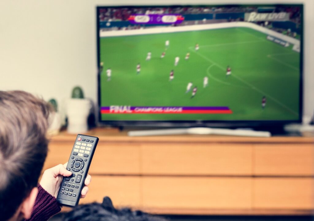 Une personne qui regarde un match sur la télévision