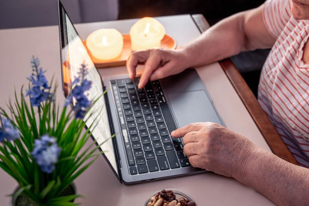 Une personne qui travaille avec son ordinateur portable sur la table