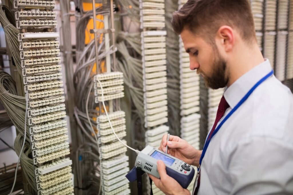 Un technicien utilisant un analyseur de câble