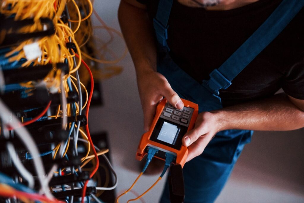 Un technicien qui vérifie le câble RJ45