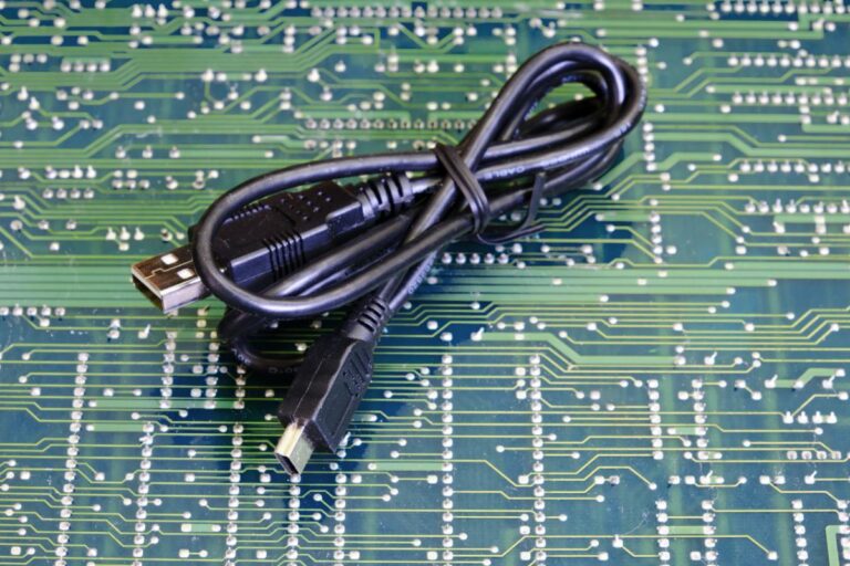 Câble posé sur un fond de circuit électronique