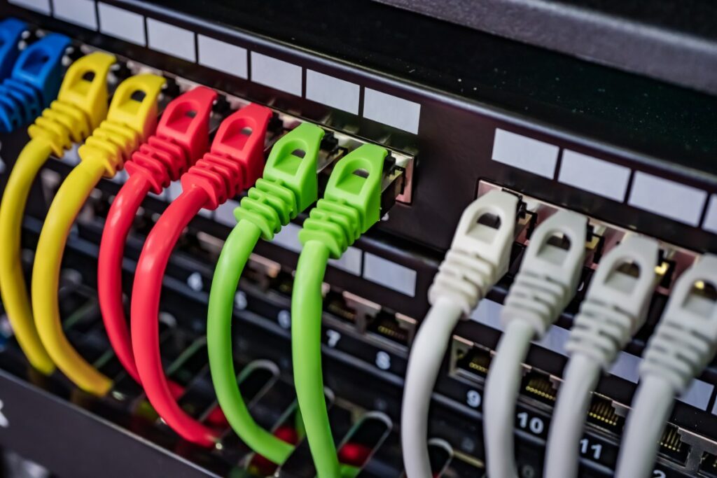Des câbles réseaux colorés connectés