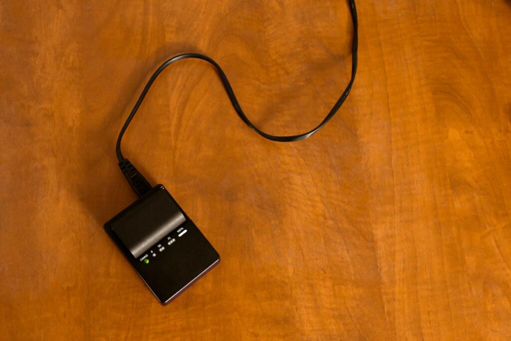 Un chargeur placé sur la table