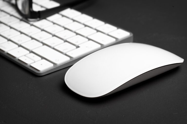 Un clavier externe et une souris sur la table