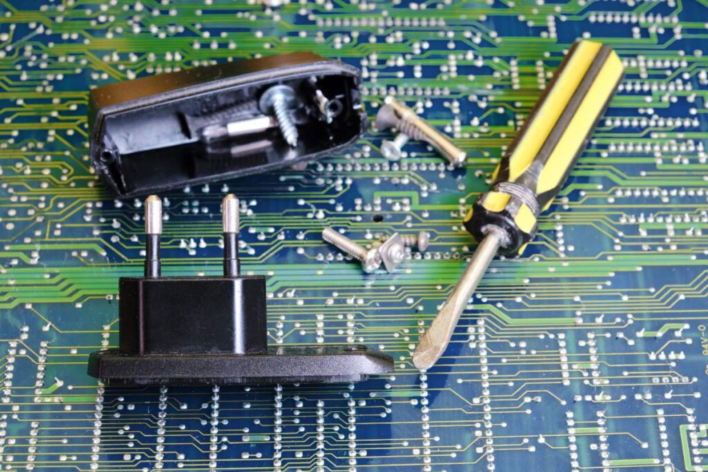 Des composants électronique avec un tournevis