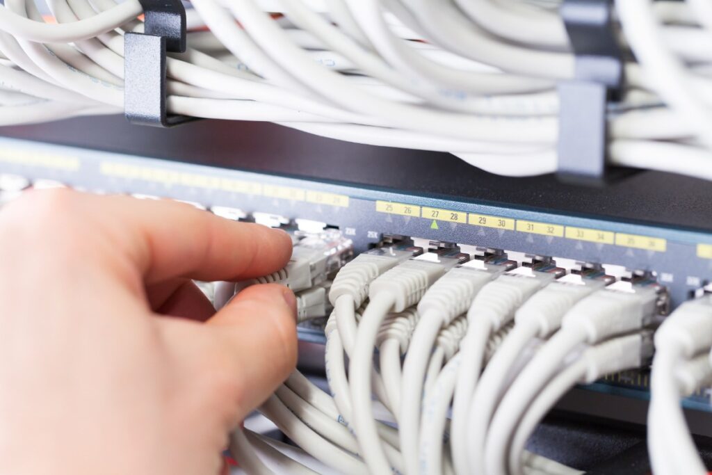 Un consultant informatique faisant connecter des câbles réseaux