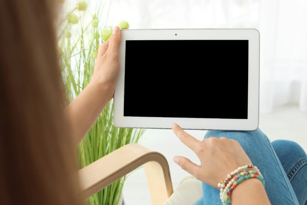 Une femme qui utilise une tablette