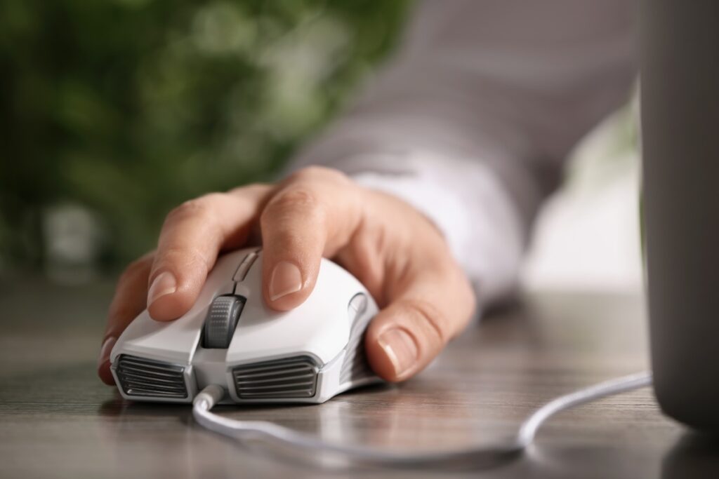 Main posée sur une souris 