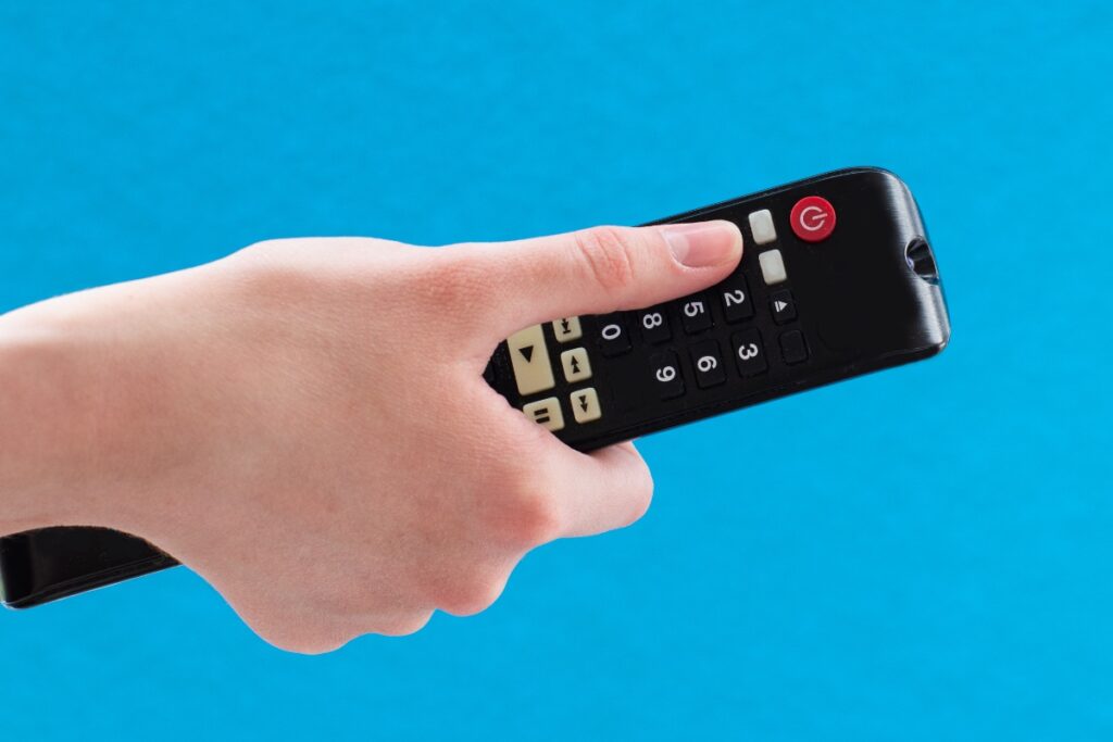 Une main tenant une télécommande