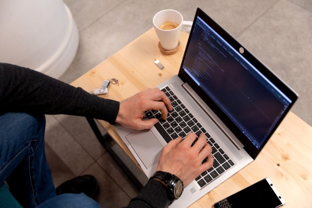 Mains tapant sur le clavier d'un ordinateur portable