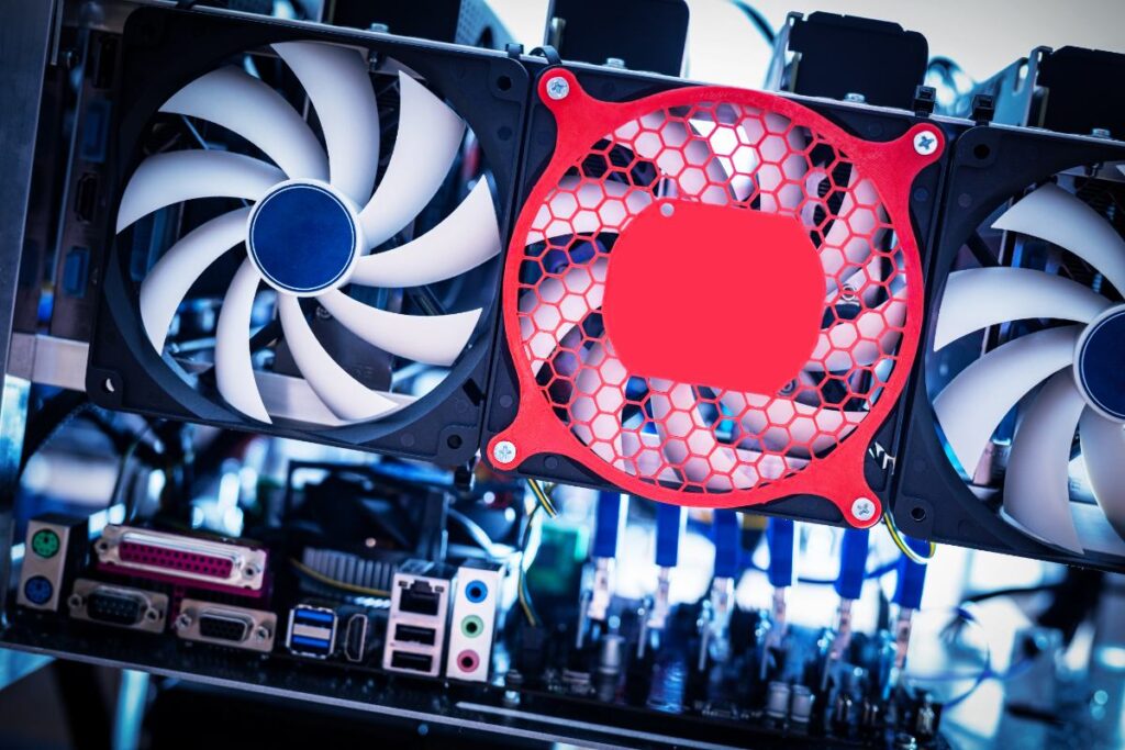 Un ordinateur avec un ventilateur de refroidissement