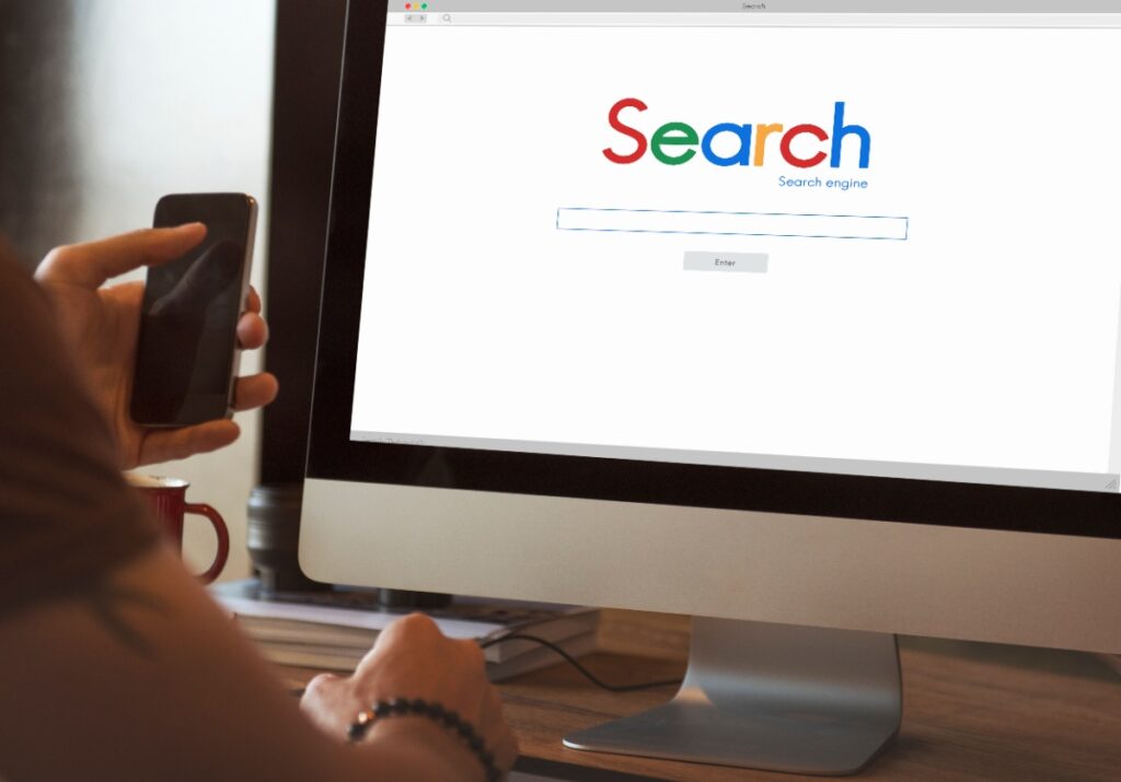 Une personne faisant une recherche sur un ordinateur