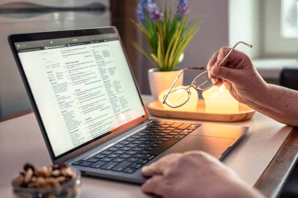 Une personne lisant un document sur Word