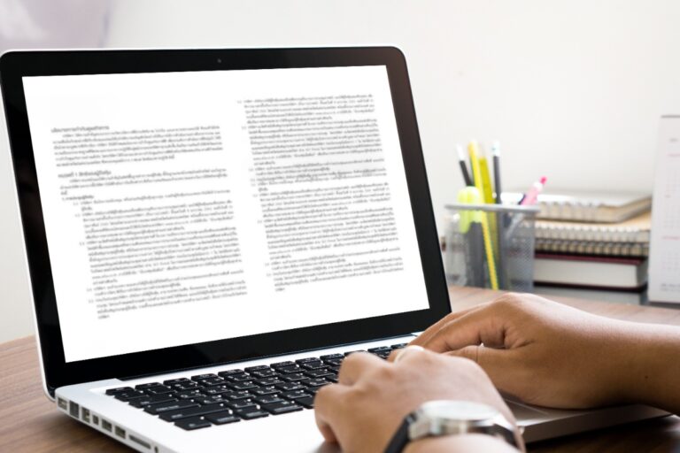 Une personne qui travaille sur Word