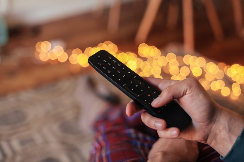 Une personne qui utilise une télécommande