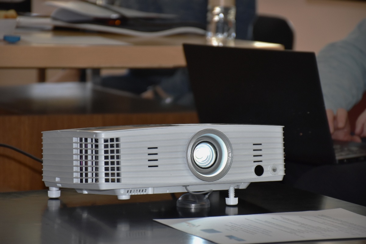 Un projecteur placé sur une table