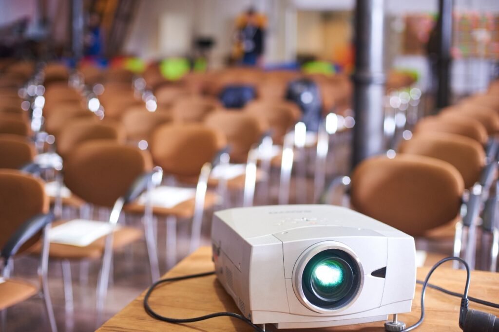 Un projecteur placé dans une salle avec des chaises