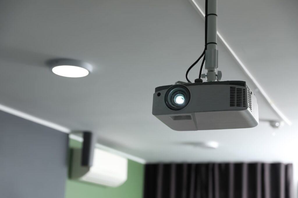Un projecteur suspendu au plafond