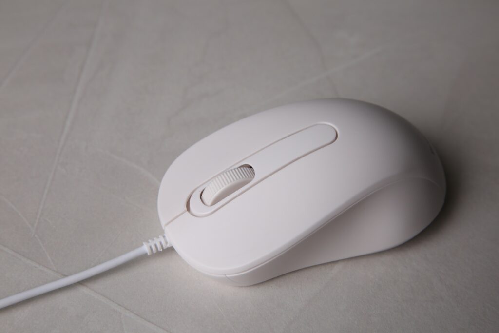 Une souris blanche sur une table