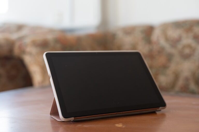 Une tablette placée sur une table
