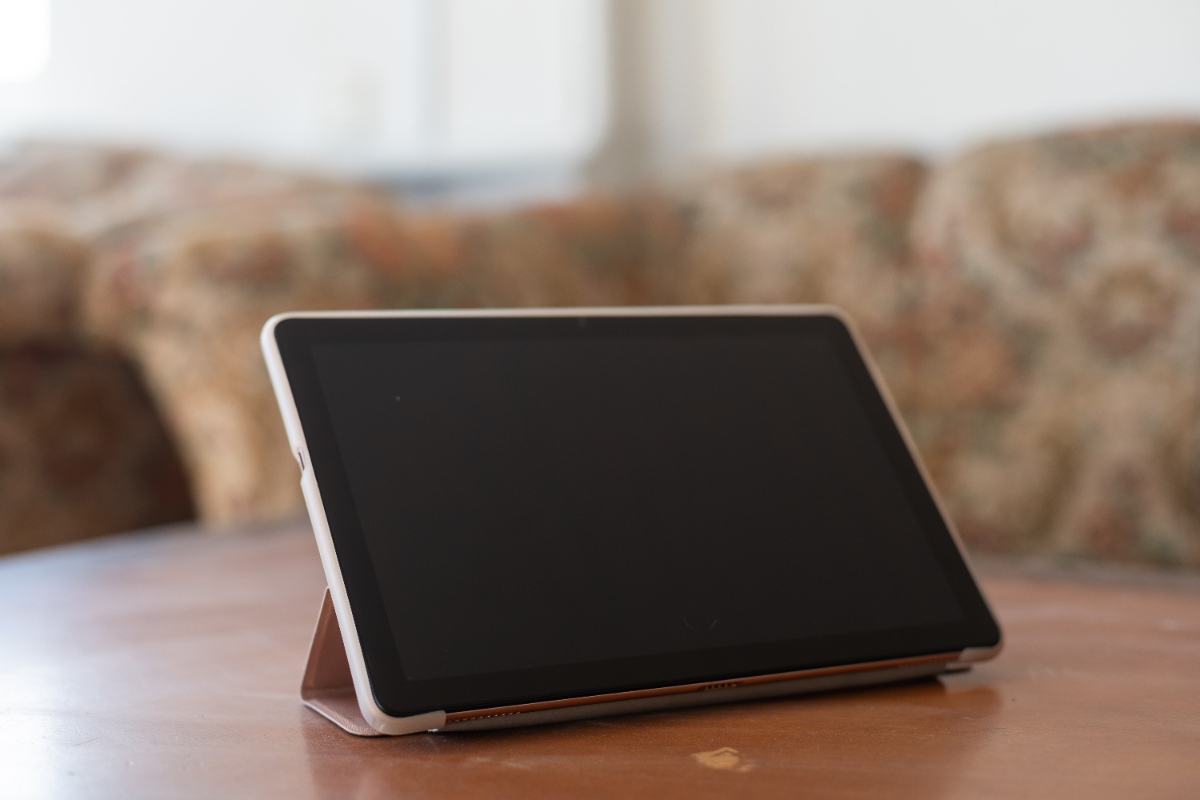 Une tablette placée sur une table
