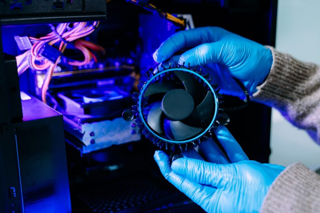 Un technicien réparant un ventilateur d'un PC