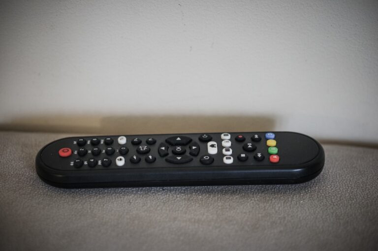 Une télécommande déposée sur la table