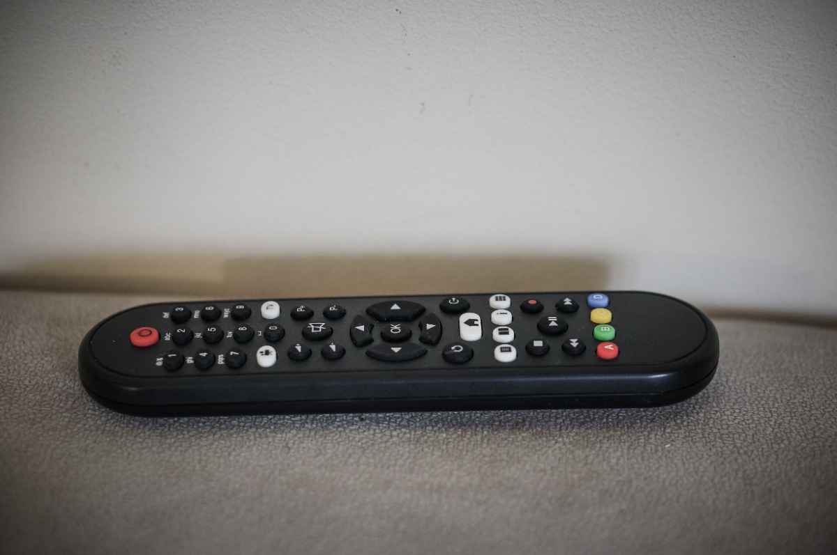 Une télécommande déposée sur la table