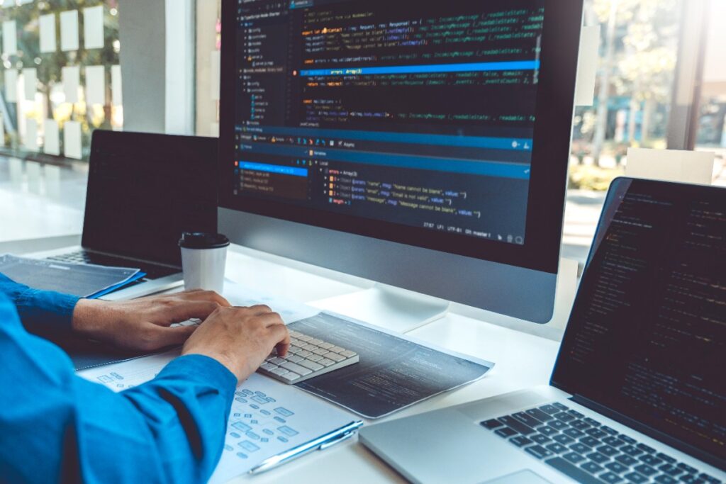 Un développeur de logiciel codant dans son bureau