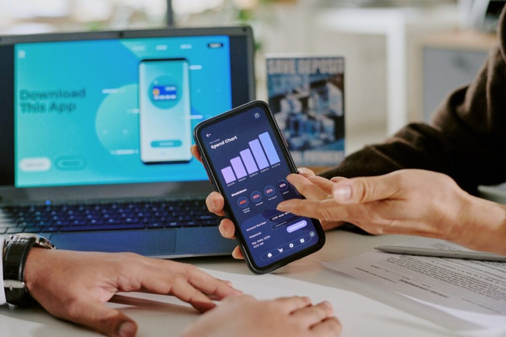 Des employés faisant une analyse de données avec un ordinateur et un téléphone