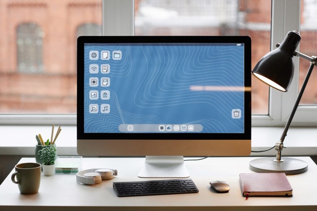 Un espace de travail avec un ordinateur de bureau allumé
