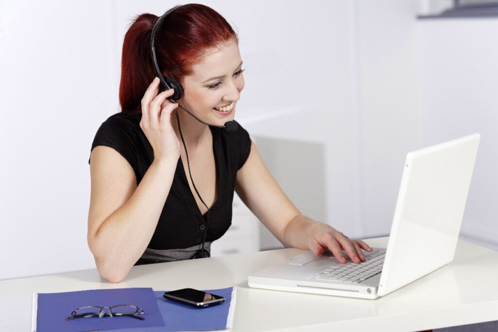 Une femme professionnelle parlant en vision en portant un casque