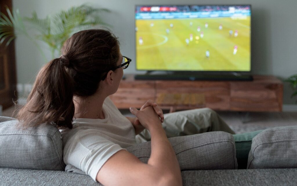 Une femme qui regarde un match à la télé