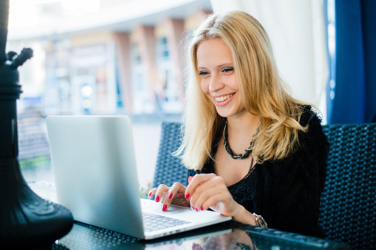 Une femme souriante travaillant dans son bureau