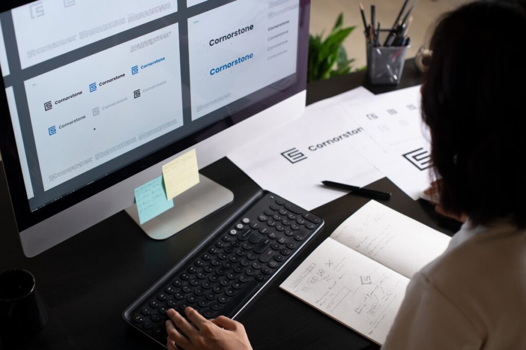 Une femme qui travaille dans un bureau
