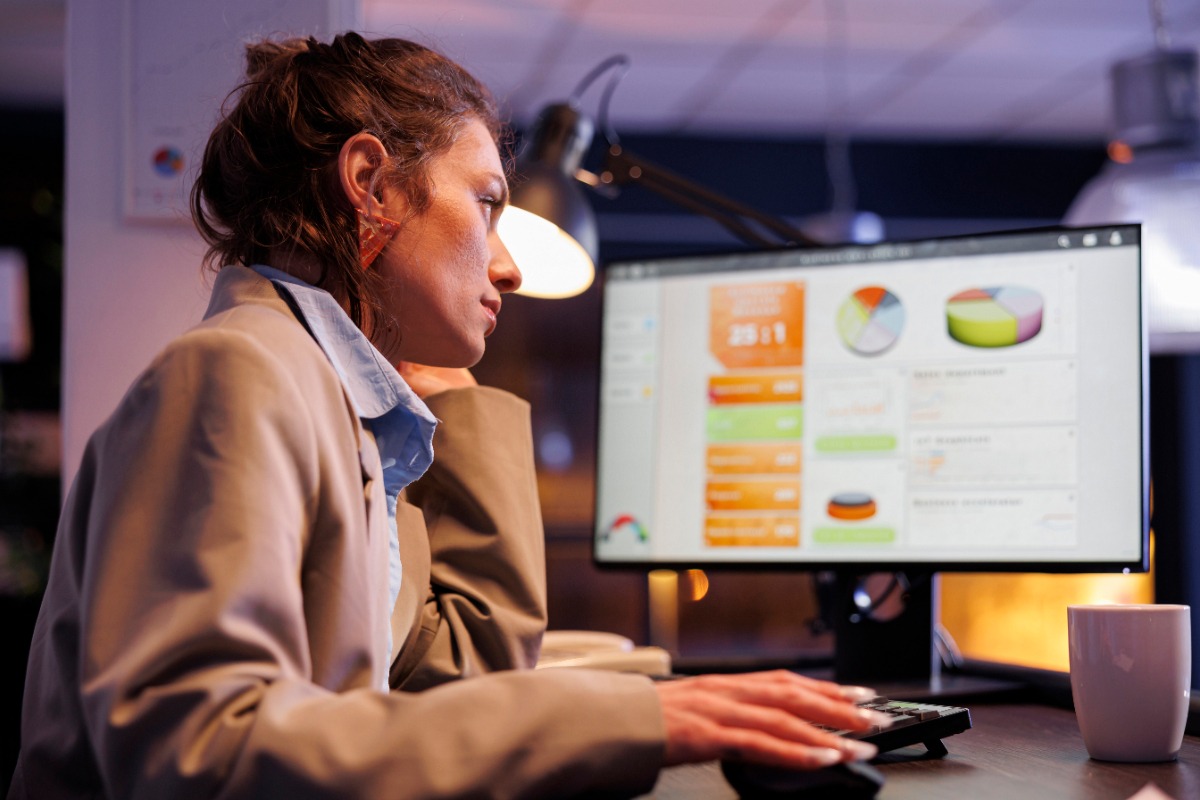 Une femme qui travaille sur son ordinateur