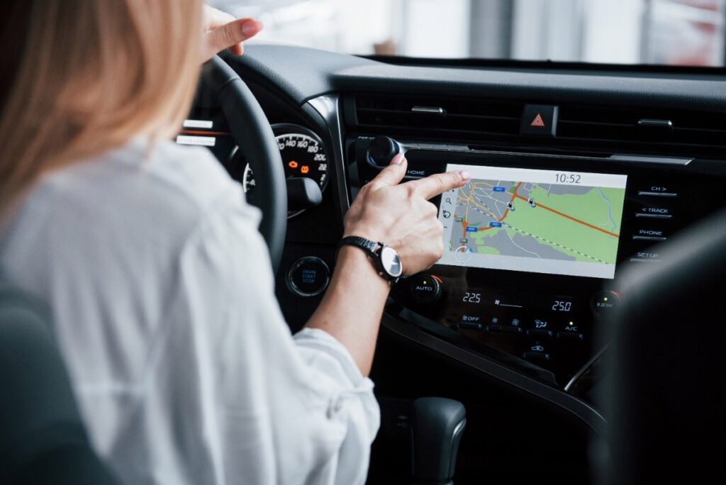 Une femme utilisant une technologie de navigation dans une voiture