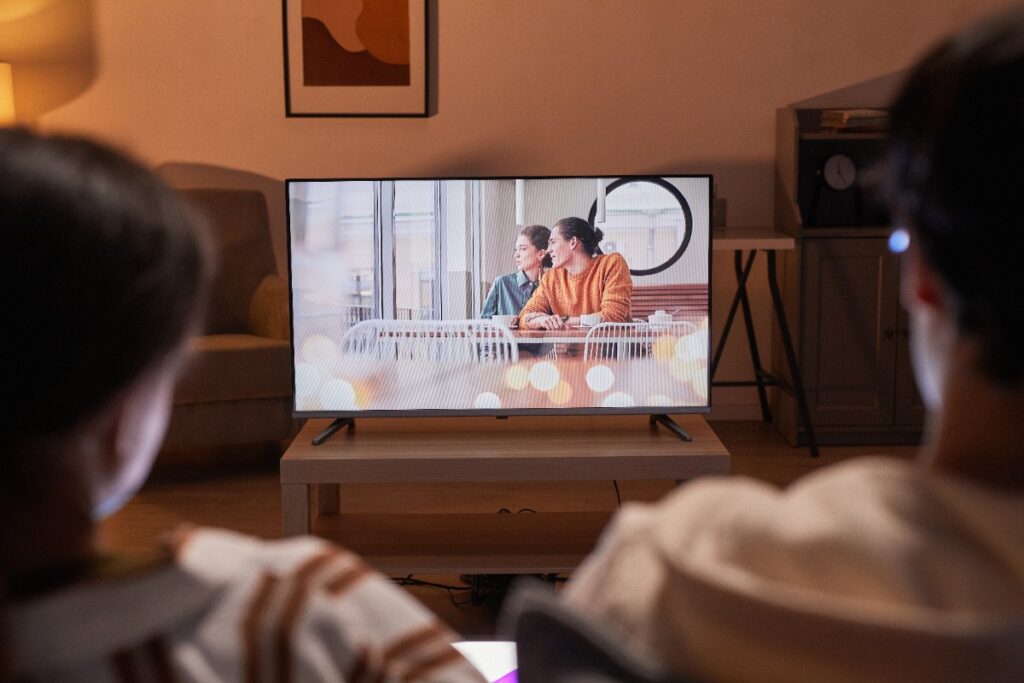 Des gens qui regarde une télévision