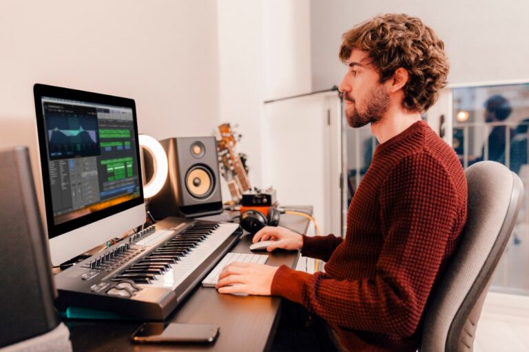 Un homme assis dans son bureau devant son ordinateur