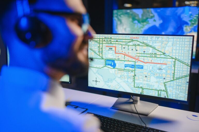 Un homme assis dans un bureau et travaille avec un logiciel de gestion d'optimisation des tournées