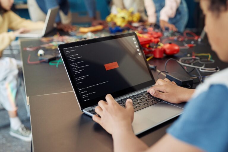 Un homme codant et apprenant à travailler sur un ordinateur portable