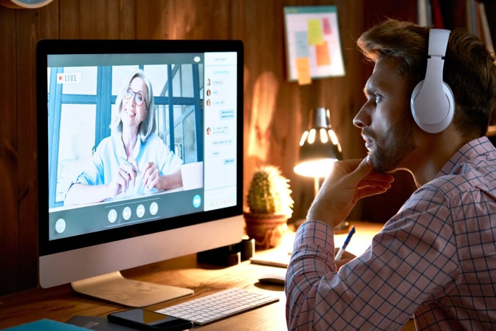 Un homme qui regarde une vidéo sur un ordinateur