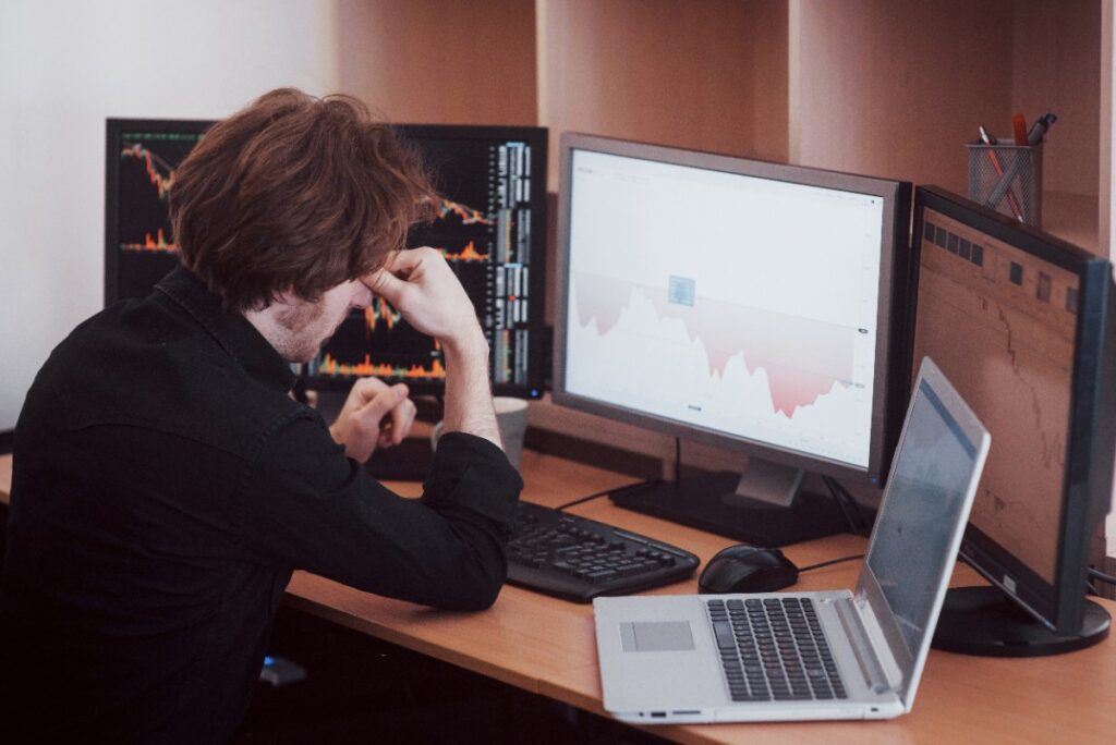 Un homme travaillant sur un ordinateur