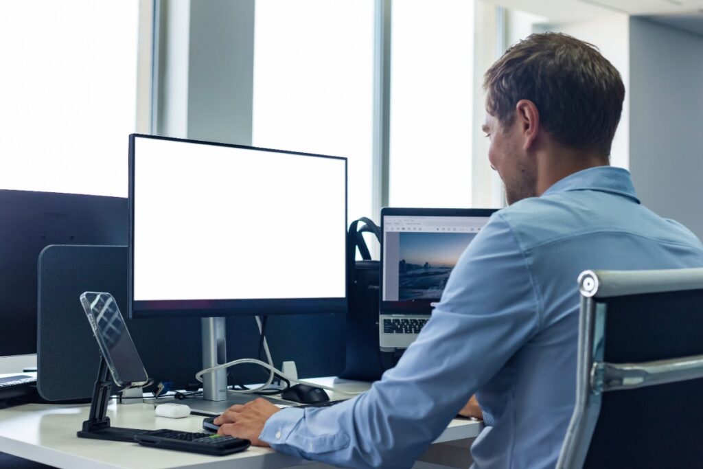 Un homme qui travaille sur son ordinateur