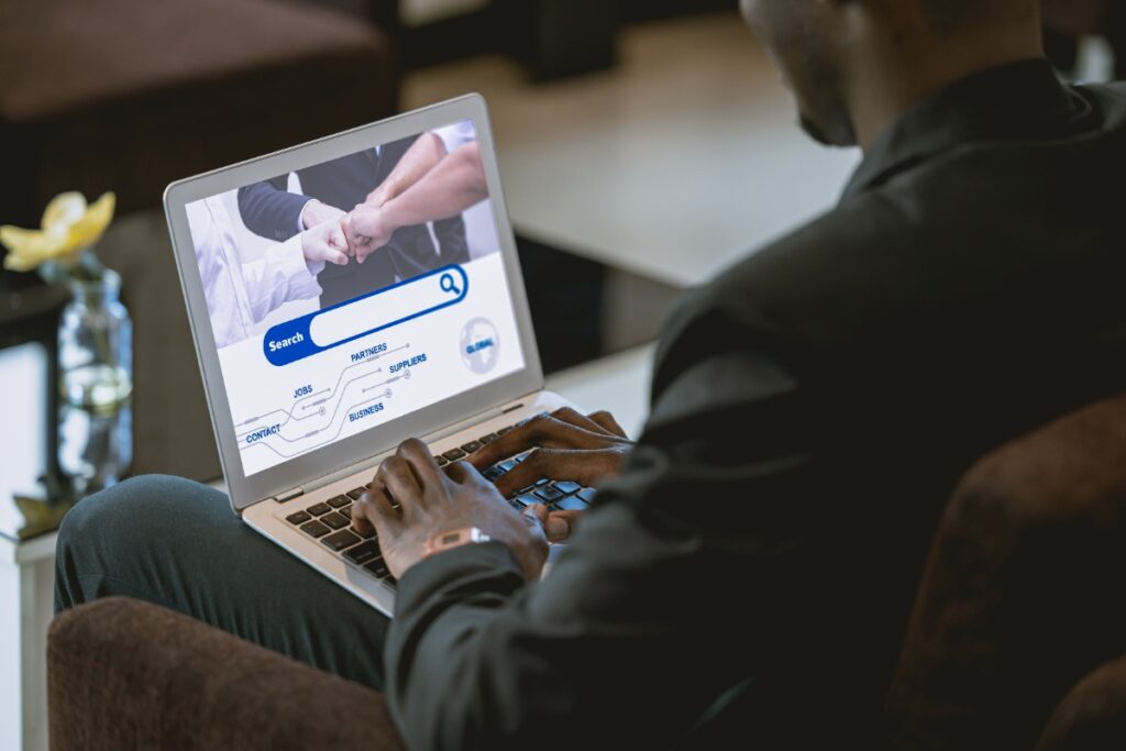 Un homme qui travaille sur son ordinateur portable