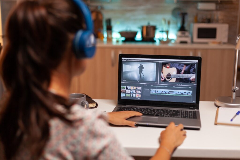Une jeune femme faisant un montage vidéo sur un ordinateur