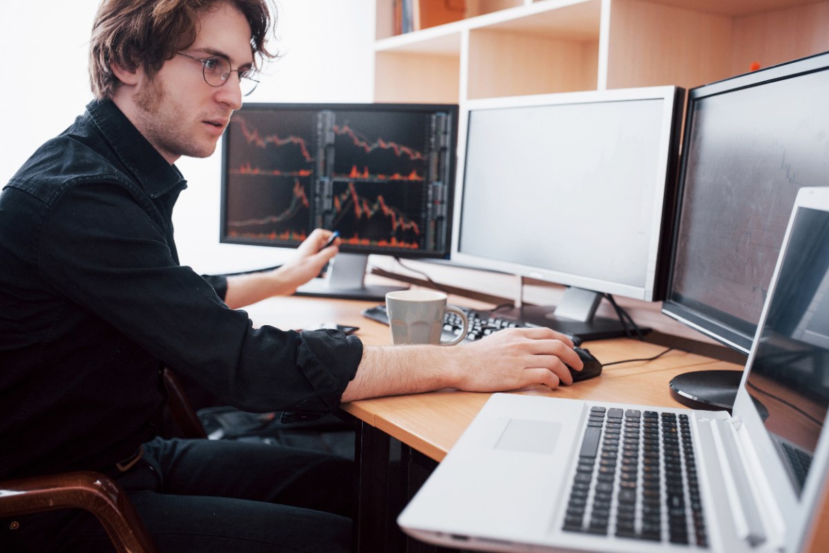 Un jeune homme d'affaire qui travaille sans un bureau