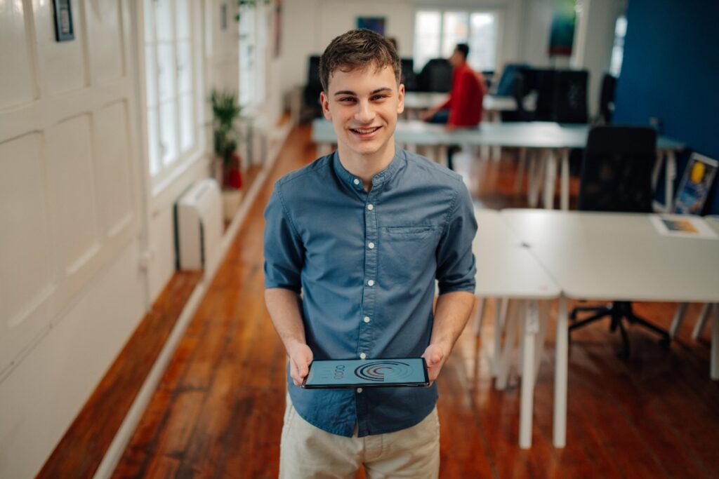 Un jeune homme tenant une tablette